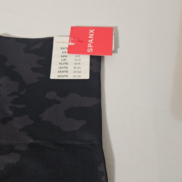 NEW Spanx Small Petite Black Camo Leggings Pants Shapewear LAURA of PEMBROKE - Picture 6 of 9